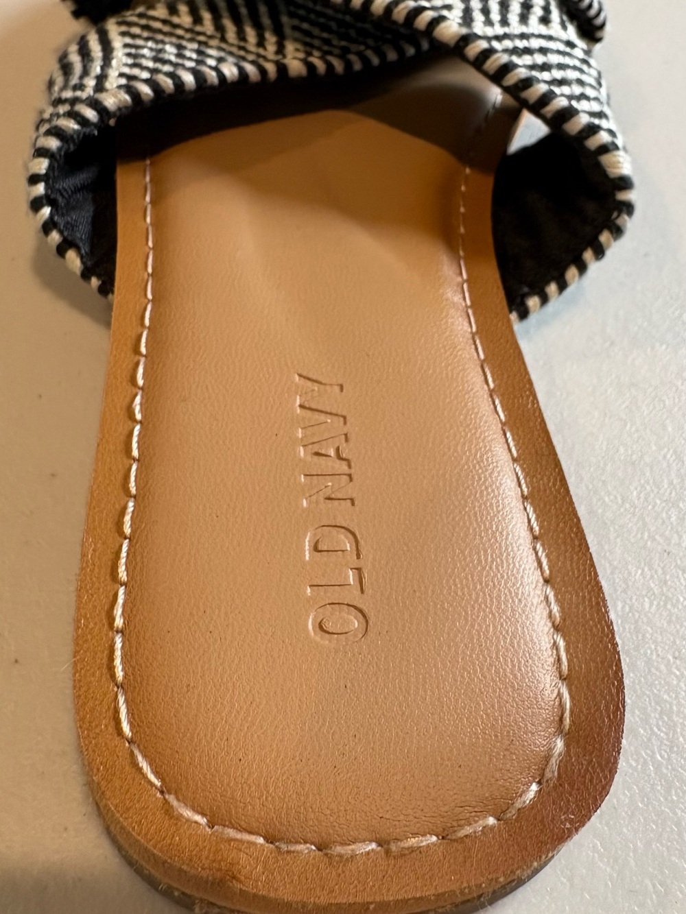 Old Navy - Woven Textured Crisscross Sandals, Shoes. Size 7. Black and white - Picture 8 of 11